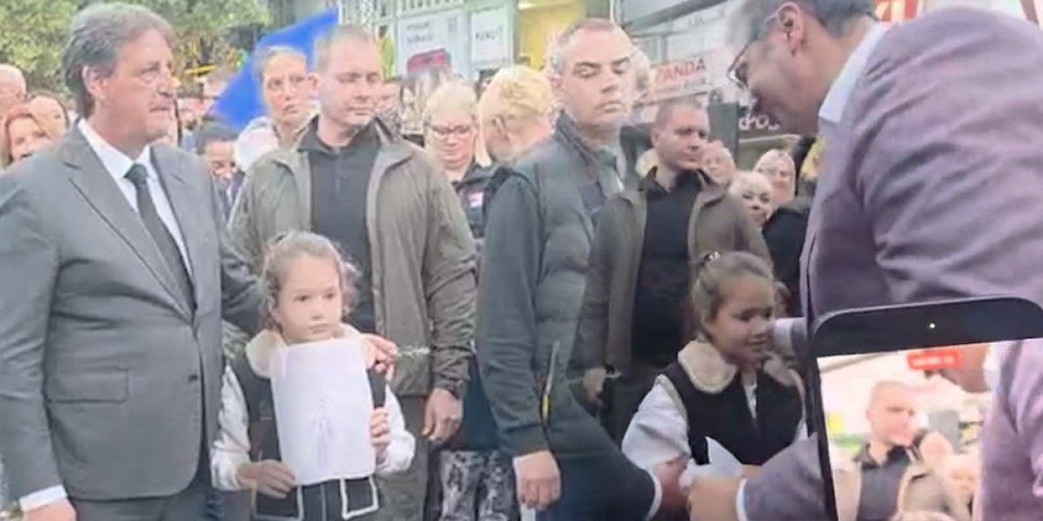 Dirljive scene u Kruševcu! Devojčica je strpljivo čekala Vučića, a kada ga je ugledala imala je specijalan poklon za njega (VIDEO)