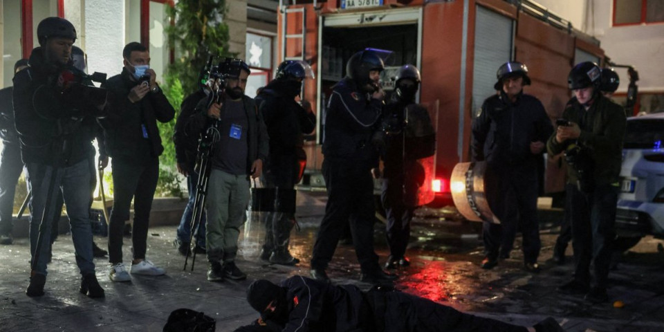 Protesti u Albaniji dostižu vrhunac: Apelacioni sud pod opasadom demonstranata, Rama hitno reagovao (VIDEO)