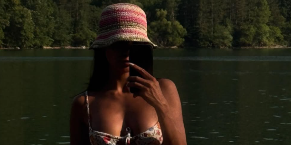 "Mogu da te podojim": Isplivala prepiska pevačice sa nepoznatim muškarcem - Njene gole grudi napravile lom! (FOTO)
