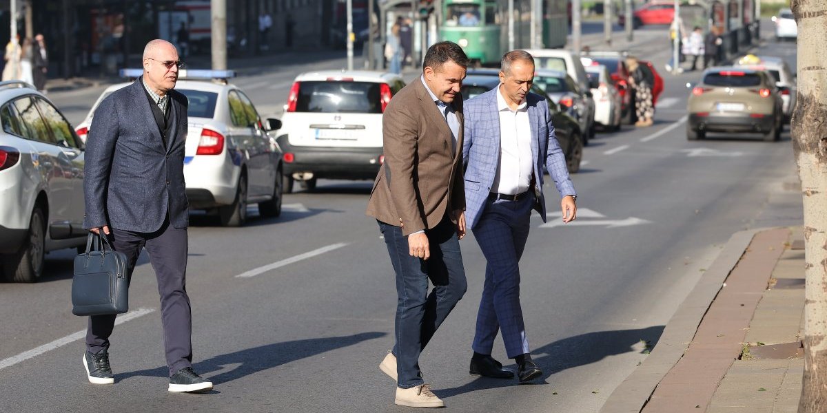 Advokat Veljko Delibašić sa dvojicom optuženih policajaca dolazi u Apelacioni sud
