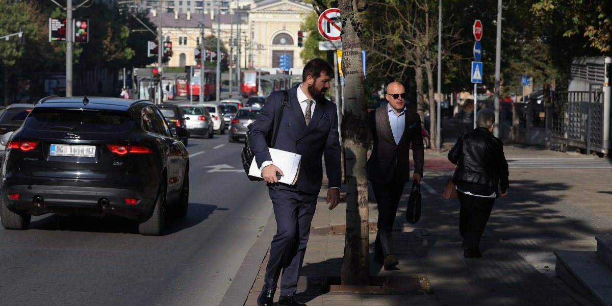 Advokt Nikola Dumnić sa kolegom dolazi na sednicu Darku Šariću