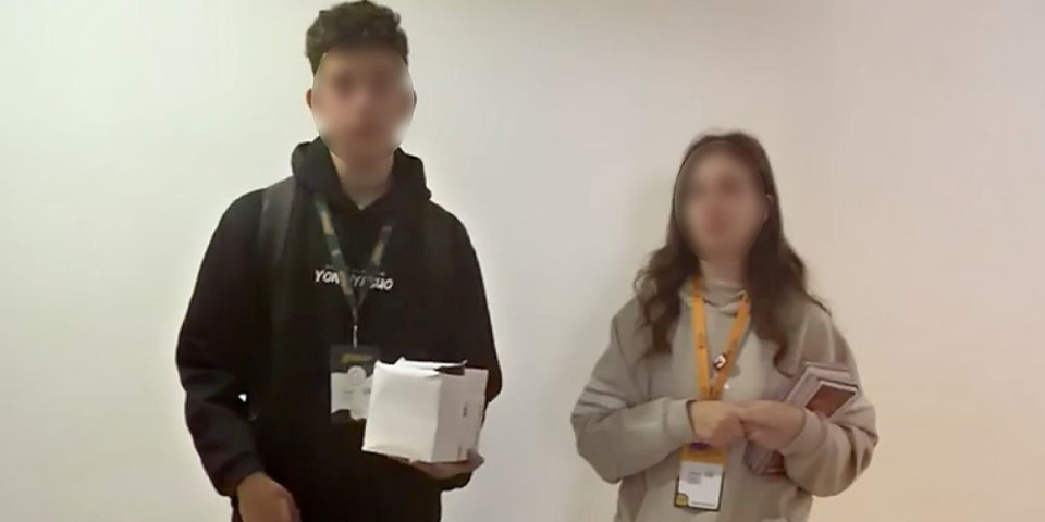 Sramota blokaderske liste! Teraju decu da dele po zgradama reklamni materijal (VIDEO)
