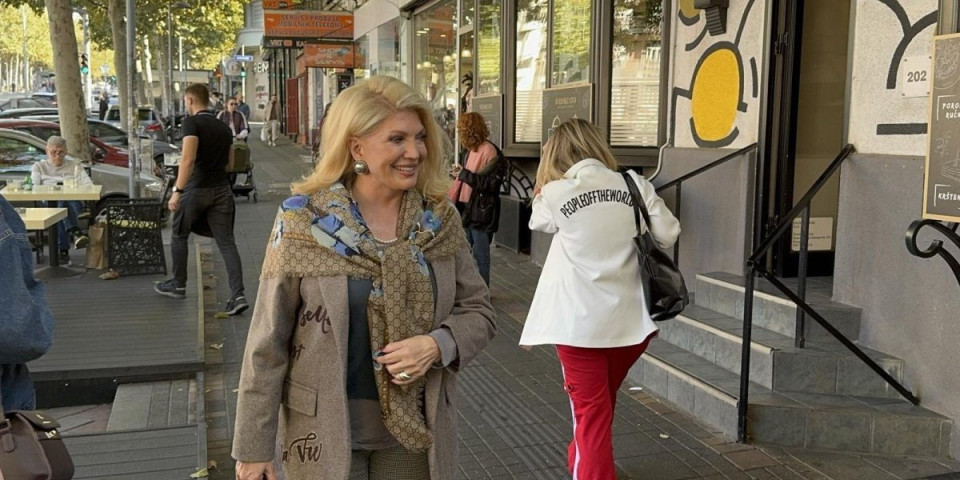 "Loto devojka" prva stigla! Voditeljka zablistala u elegantnom izdanju, sve oči uprte su u nju (FOTO/VIDEO)