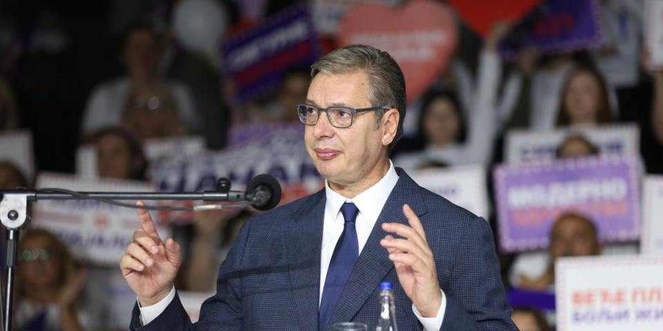 "Svi mogu da dođu, samo ja ne mogu - ali ništa mi ne mogu jer ja imam vas!" Vučić iz Čačka patosirao tajkunske medije (FOTO)