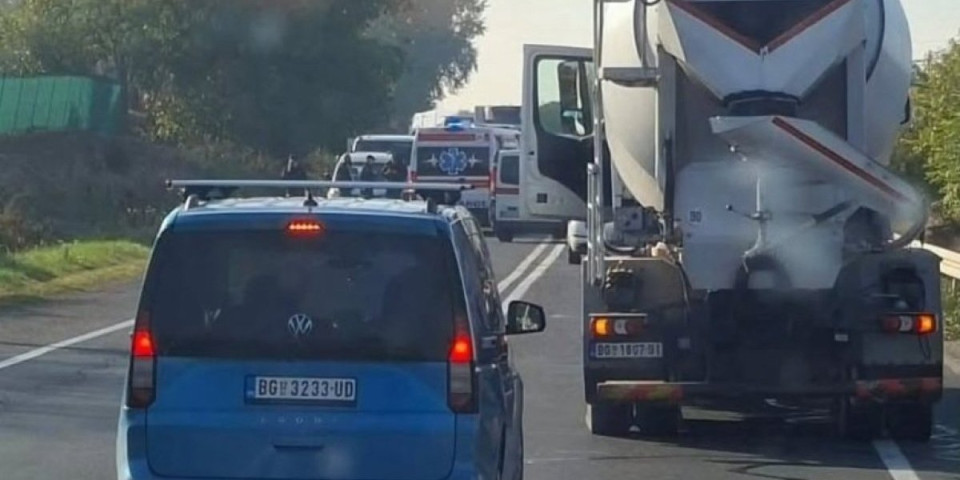 Teška saobraćajna nesreća kod Ostružnice! Stanje učesnika nepoznato, saobraćaj obustavljen