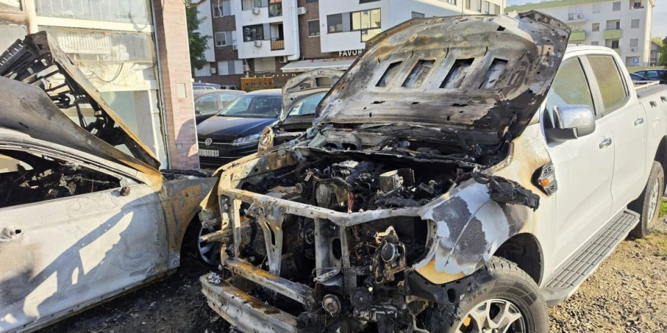 "Probudile su nas sirene": Stanari otkrili nove detalje požara u Novom Sadu - Automobili izgoreli do neprepoznatljivosti (FOTO)