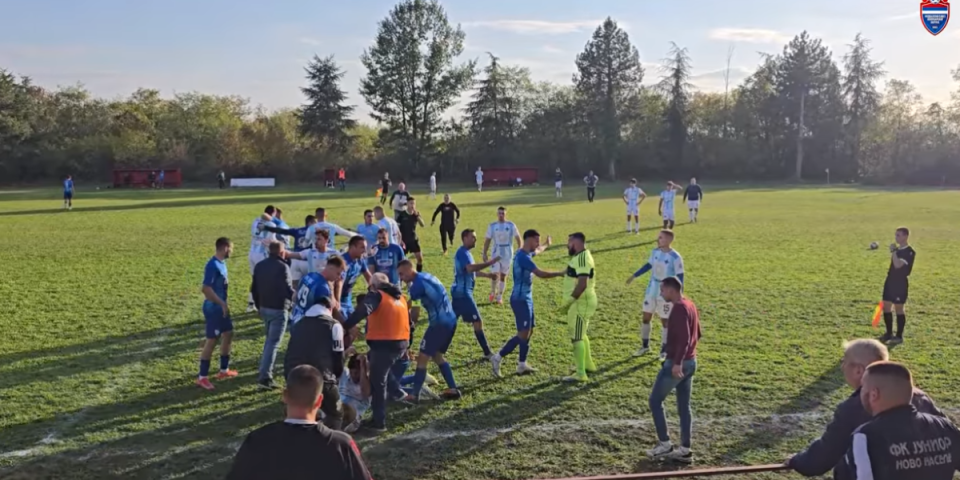 Sramota, sevale pesnice, nezapamćen haos: Makljaža usred meča, potukli se fudbaleri, pa uleteli navijači (VIDEO)