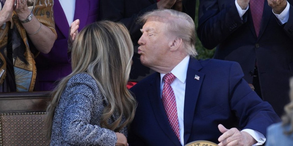 Melanija i Tramp u zanosu: Pao poljubac pred kamerama – Prva dama raspametila stajlingom (FOTO)