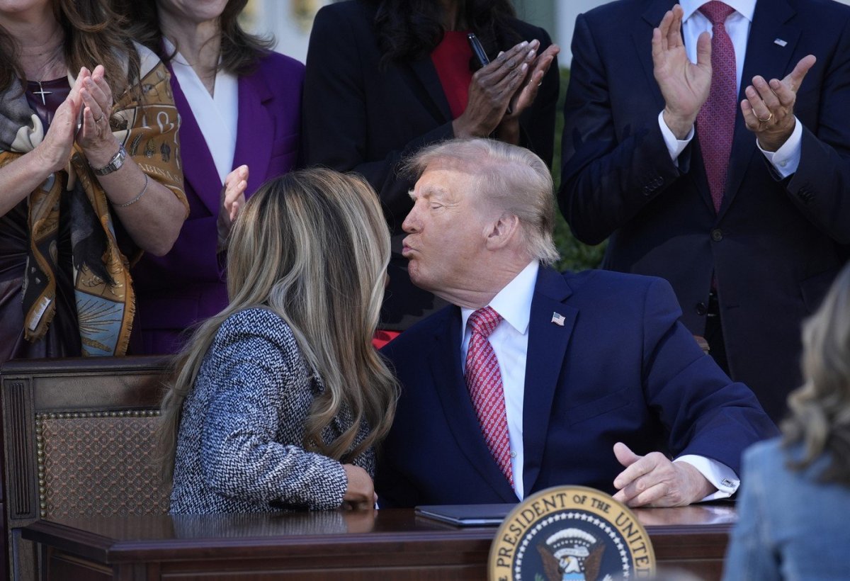Melanija i Tramp u zanosu: Pao poljubac pred kamerama – Prva dama raspametila stajlingom (FOTO)