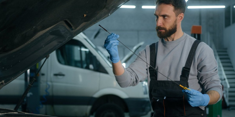 Još jedna stvar nestaje iz automobila: Za proveru ulja više neće biti potrebna šipka - Nećete verovati šta je zamena