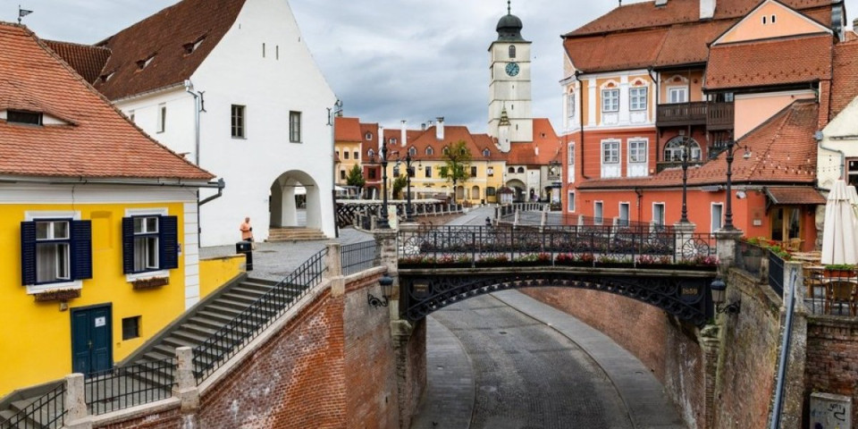 Jesenja bajka krije se u srcu Transilvanije: Ovaj grad osvaja turiste, a ima i most koji "kažnjava" lažove (FOTO)