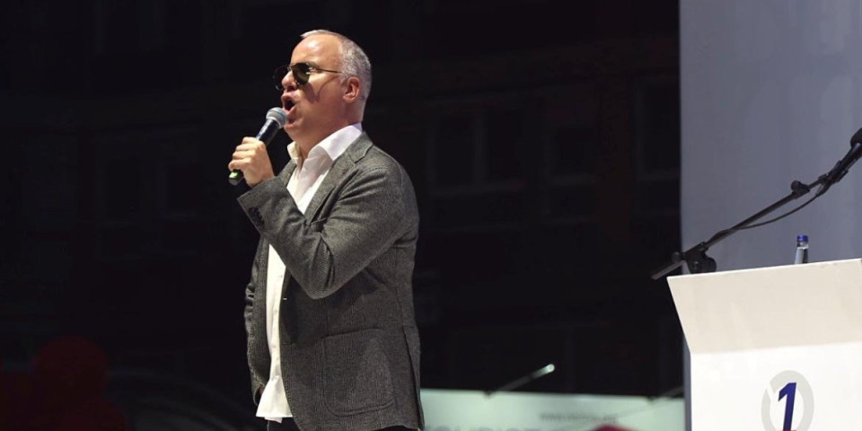 Pesma, osmesi i zagrljaji u centru Niša! Saša Matić izveo hit koji svi Srbi znaju napamet - Pogledajte samo snimak (VIDEO)