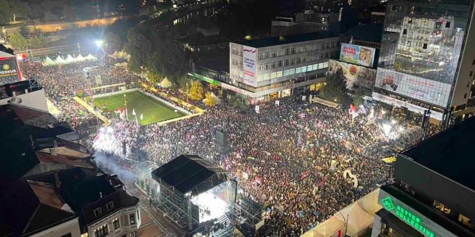 Veličanstven snimak iz Niša: Pogledajte neverovatnu atmosferu sa skupa "Aleksandar Vučić - Ujedinjena Srbija" (VIDEO)