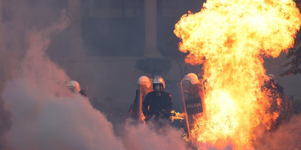 (VIDEO) Bacaju koktele da zapale Edija Ramu! Eskalirao rat na ulicama Albanije! Krenuli su na premijera, spaljuju kordone policije