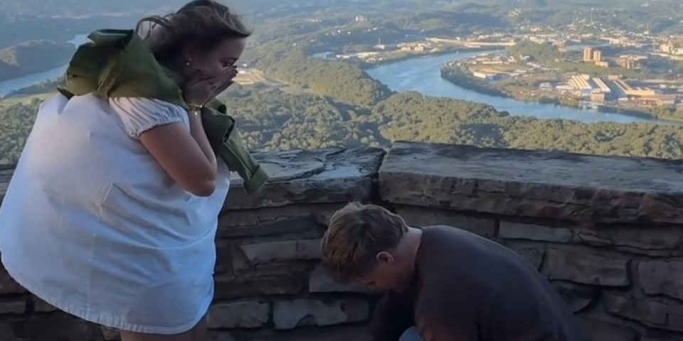 Prosidba koja je zapalila mreže: Haljina joj se naduvala do neslućenih razmera - Urnišu je komentarima (VIDEO)