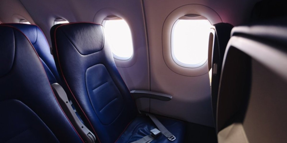 Zašto prozori u avionu nisu u ravni sa svakim sedištem? Čak ni rezervacija ne garantuje pogled