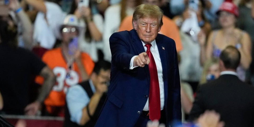 (VIDEO) Pravo u glavu! Brutalan nokaut na Trampovom mitingu: Snimak se munjevito širi mrežama