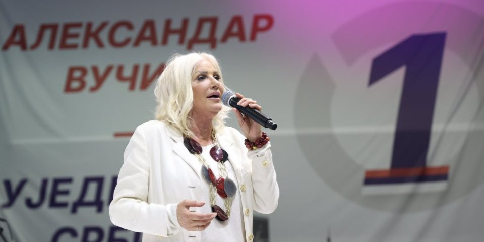 Narodna diva uz Vučića! Pogledajte kako se ori u Hali sportova - Cakana raspametila narod glasom (VIDEO)