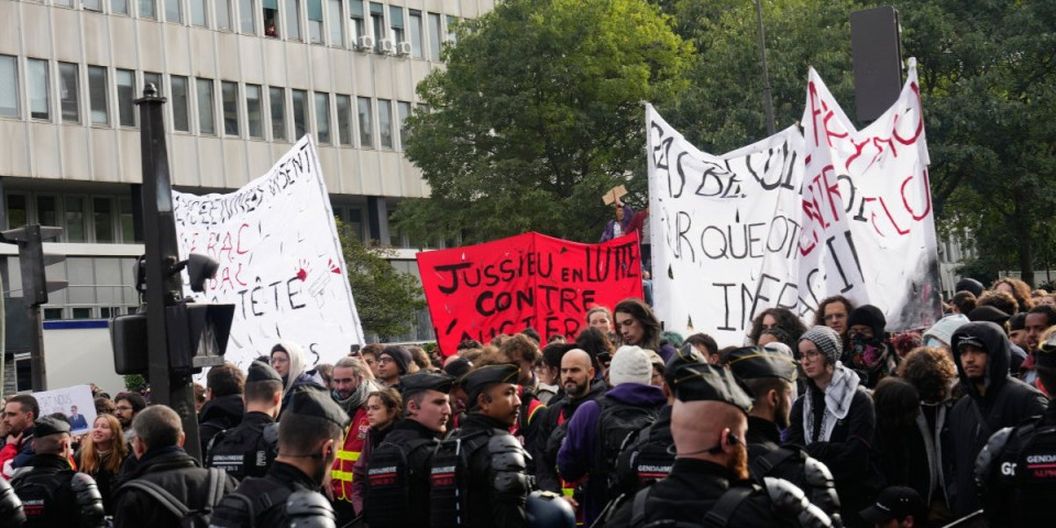 Opsadno stanje u Parizu: Počeo studentski protest, jake policijske snage odvukle blokadere (VIDEO)