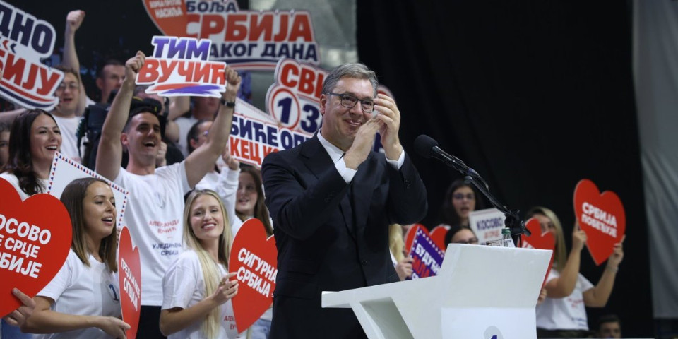 ''Nas podržava narod, njih Kandić, Biserko i Ćorović!'' - Vučić poslao oštru poruku nakon završnog skupa (VIDEO)