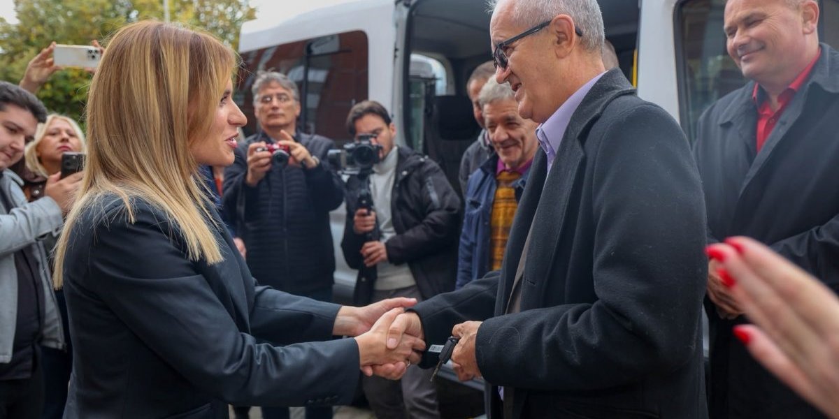Đurđević Stamenkovski uručila specijalno kombi vozilo Udruženju "Lagator"