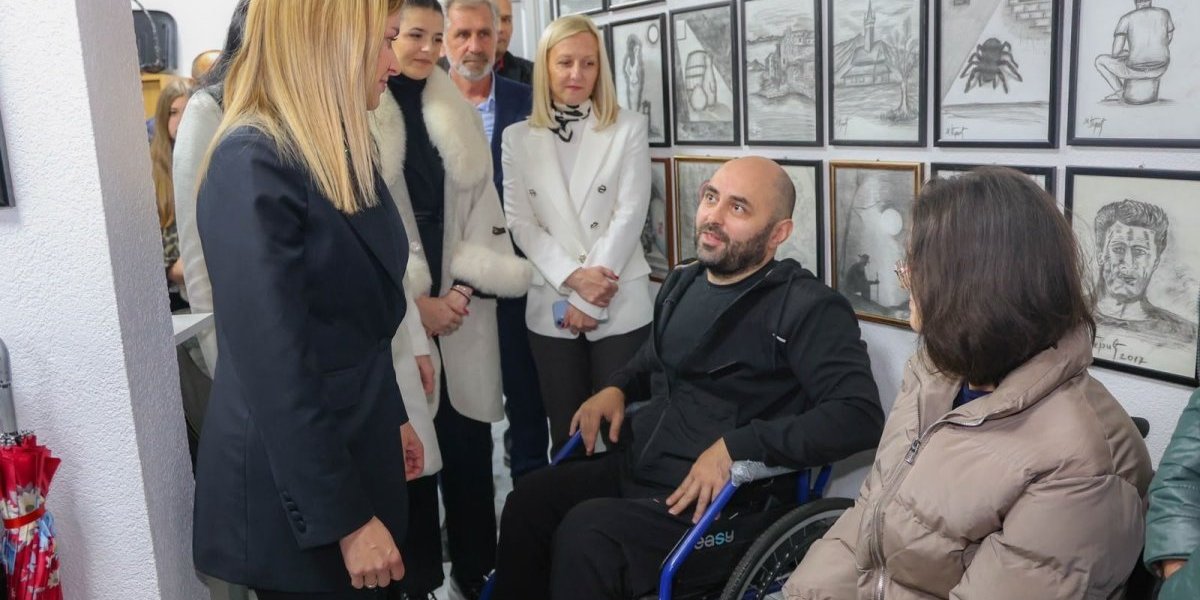 Đurđević Stamenkovski uručila specijalno kombi vozilo Udruženju "Lagator"