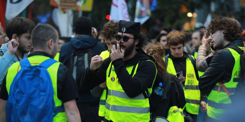 Skandal na blokaderskom skupu na Slaviji: Pogledajte kako histerično zvižde na pomen Republike Srpske (VIDEO)