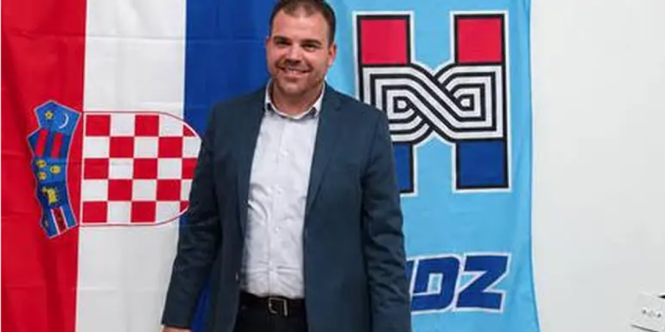 Bruka u Hrvatskoj! HDZ-ovac sa fantomkom napadao srpske folkloraše pa nagrađen foteljom (FOTO)