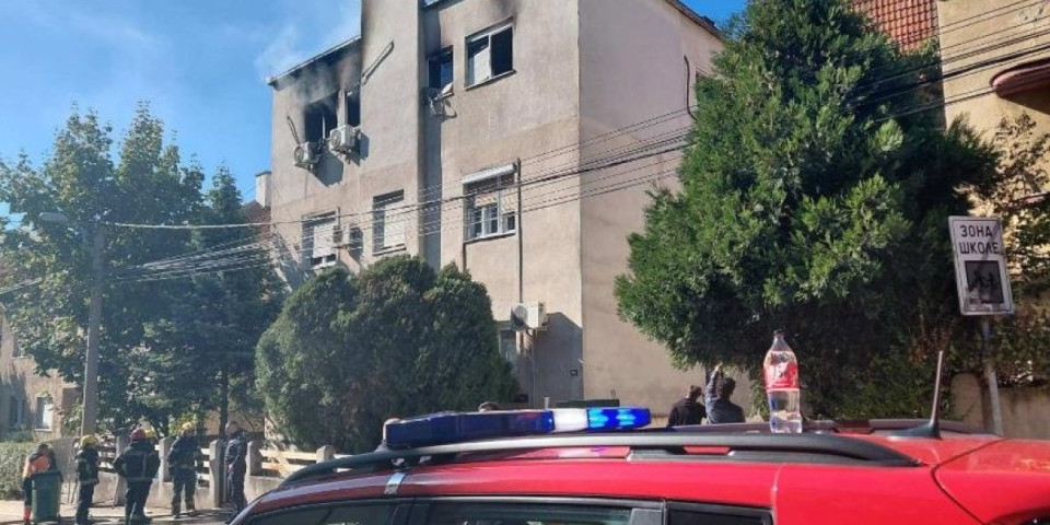 Vatrogasci heroji! Goreo stan na Vračaru, oni izvukli dve osobe iz požara