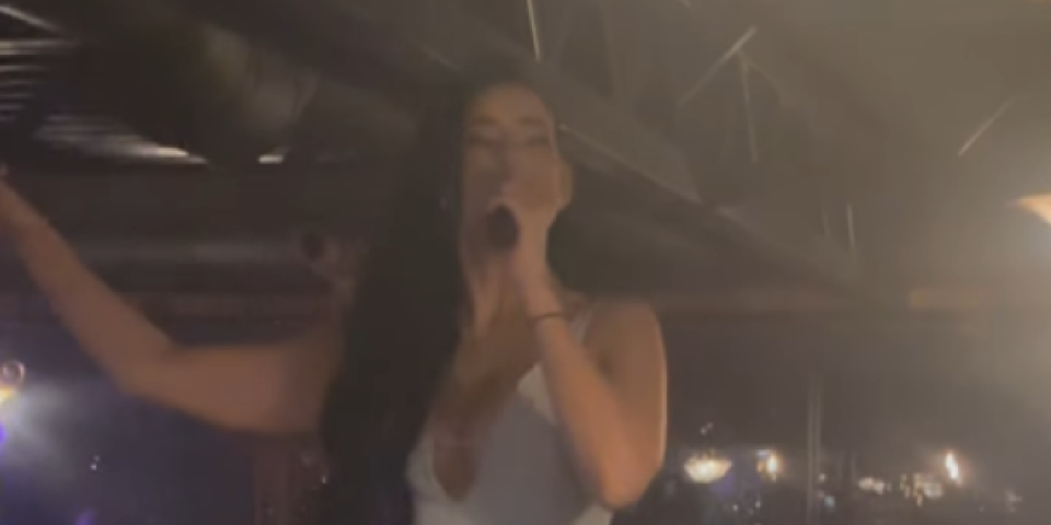 Pevačica na stolu, ženu fudbalera Uroš Živković doveo do suza: Zavirite na ludu žurku Kaće Grujić posle koncerta! (VIDEO)