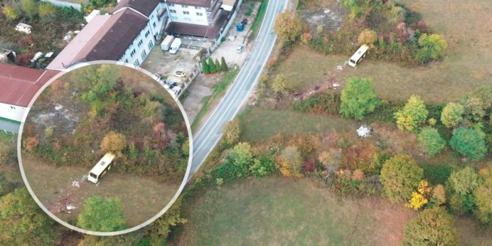 Prve slike jezive nezgode kod Tuzle: Autobus sleteo s puta, poznato stanje putnika (FOTO)