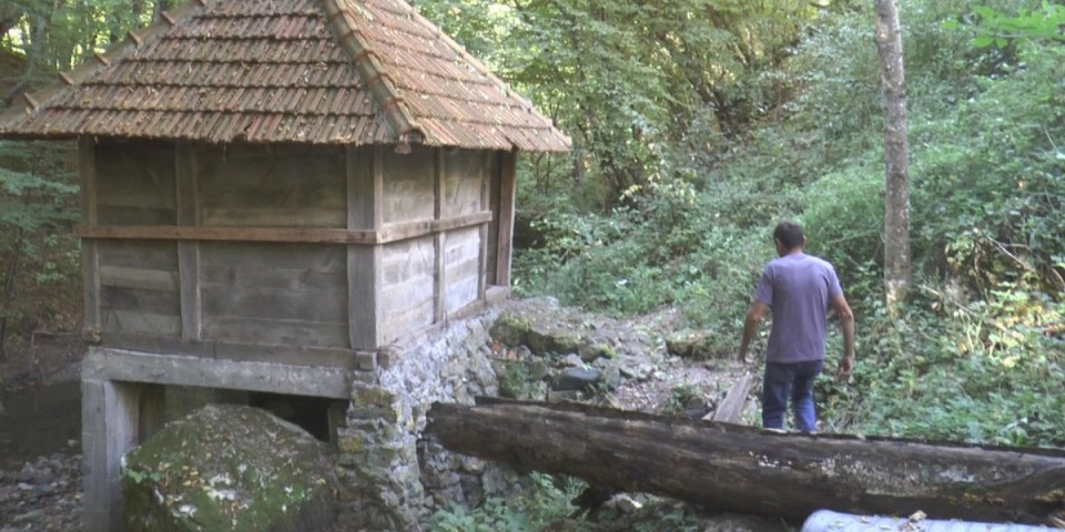 Jeziva tajna srpskog sela! Ko zanoći ovde, ujutru ne osvane, a preplašeni meštani nose crven i glogov konac za spas (FOTO)