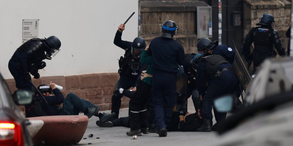 (FOTO/VIDEO) Salve suzavca guše demontrante u Francuskoj, pretresi na ulicama Rima! Haos i u Briselu