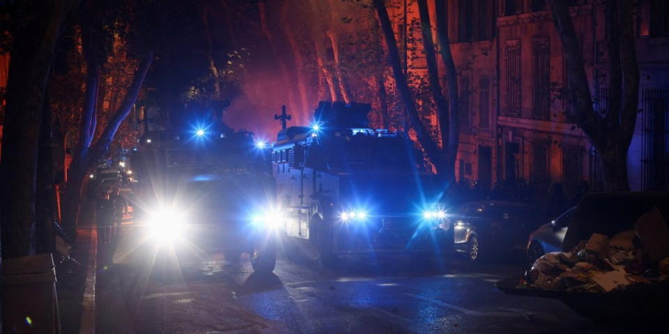 (FOTO/VIDEO) Vojska na ulicama Pariza i Milana: Izgrednici razbijaju izloge, krenule pljačke - Horor!