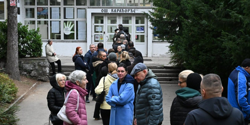 Ogromne gužve na biračkim mestima: Redovi za glasanje širom Srbije (FOTO)