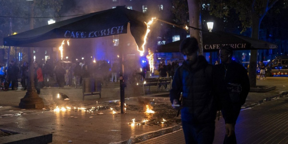(FOTO/VIDEO) Ratne scene u centru Barselone! Maskirani demonstranti u crnom zapalili grad, pljačkali radnje i rušili barikade
