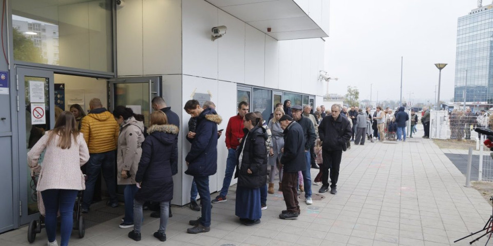 Kršenje izborne tišine na biračkom mestu! Ubacuje listić i pokazuje... (FOTO)