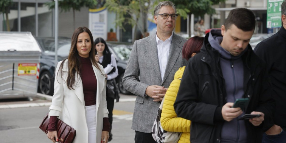 Srbija bira! Udarno! Vučić stigao na glasanje, strpljivo čeka u redu (VIDEO)