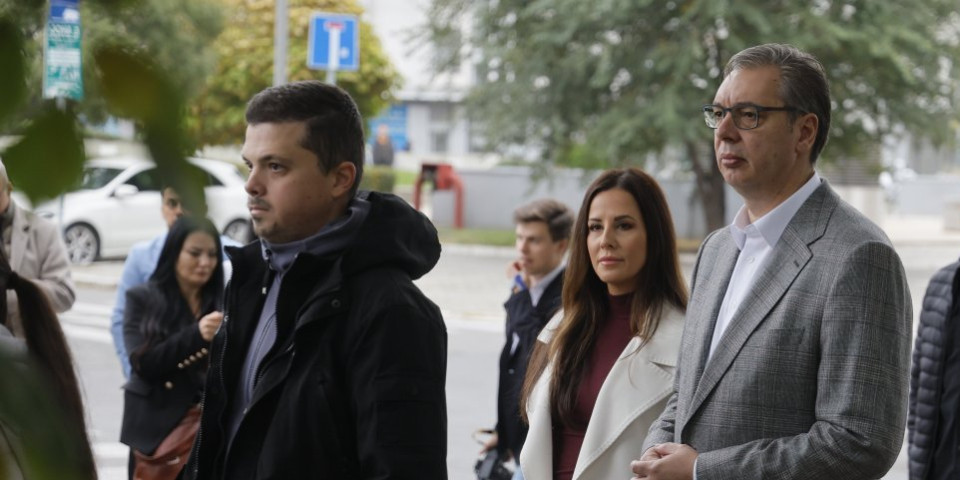 Vučić izašao da glasa! Stajao u redu sa suprugom Tamarom i čekao sa narodom (FOTO)