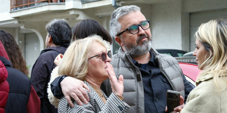 Skandal na Banovom brdu: Provokatori dobacuju i vređaju Vučićevića
