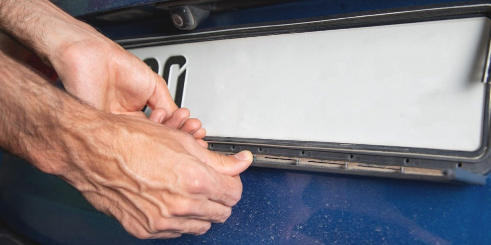 Lažnim tablicama pokušali da prevare crnogorsku policiju: Oduzeti "mercedes" i "golf", vozačima prete ozbiljne kazne!