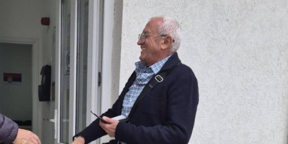 Pevač nasmejan izašao na biralište u Meljaku! Pogledajte kako su Eru dočekali (FOTO)