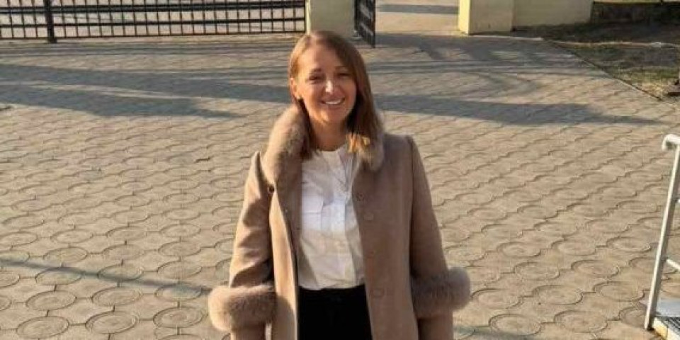 Nasmejana i doterana za izbore! Nela Vidaković u bež kaputu sa krznom privukla sve poglede na glasanju