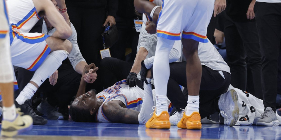Scene koje niko nije želeo da vidi: NBA zvezda izneta sa terena, užasna povreda (VIDEO)