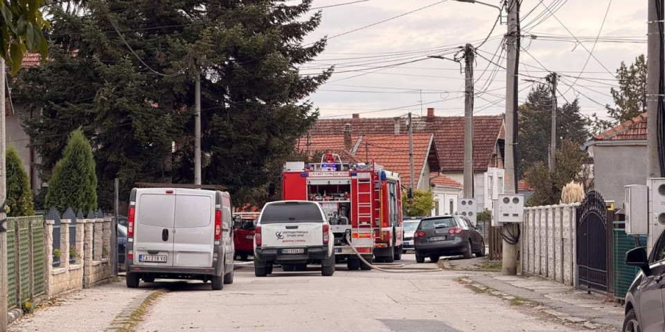 Požar guta kuću u Čačku: Jedna osoba povređena, vatrogasci se bore sa vatrenom stihijom (FOTO)