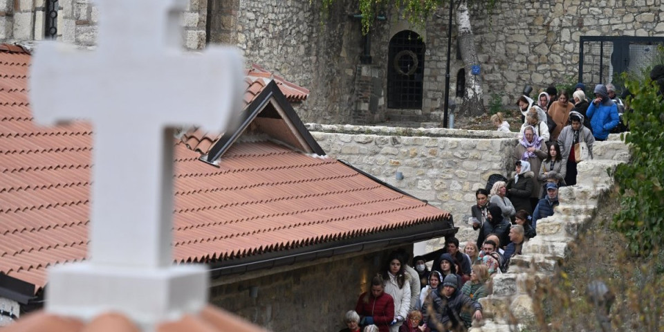 Vernici od jutra hrle na Kalemegdan: Dugi redovi ispred kapele Svete Petke (FOTO)