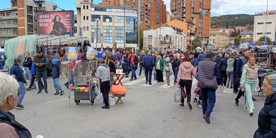 Sila ljudi na obali reke: Poseban dan za Užičane (Foto)