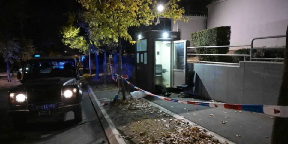 Mladen Mijatović objavio prvi snimak posle napada ispred ambasade Izraela u Beogradu: Uzviknuo "Alahu akbar" pa potegao dva noža na žandarma