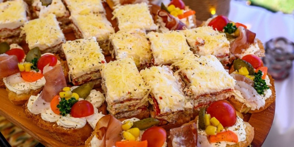 Slana torta od tost hleba, šunke i sira: Pravi se lako, izgleda raskošno i idealna je za svaku slavsku trpezu