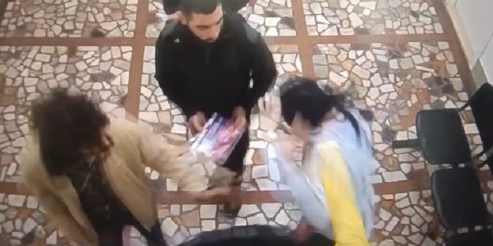 Stravično, sram vas, bre, bilo! Blokaderi išamarali ženu - Ovo je ta njihova sloboda, upadaju u institucije i terorišu zaposlene (VIDEO)